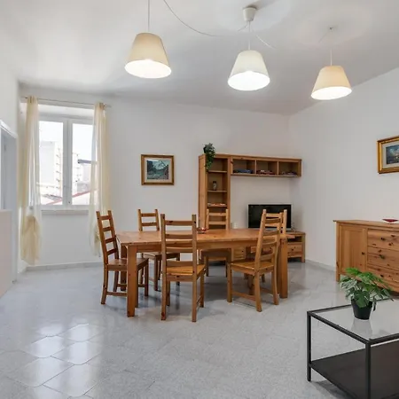 Apartment A Due Passi Dal Ponte - Affitti Brevi Italia